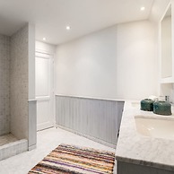 Stunning Penthouse With Free Parking and sea View