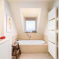 Stunning Penthouse With Free Parking and sea View