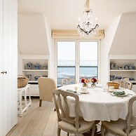 Stunning Penthouse With Free Parking and sea View