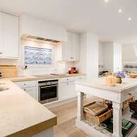 Stunning Penthouse With Free Parking and sea View