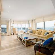 Stunning Penthouse With Free Parking and sea View