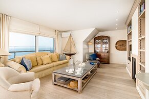 Stunning Penthouse With Free Parking and sea View