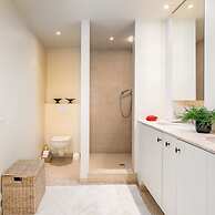 Stunning Penthouse With Free Parking and sea View