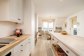 Stunning Penthouse With Free Parking and sea View