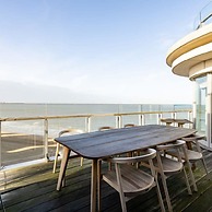 Stunning Penthouse With Free Parking and sea View