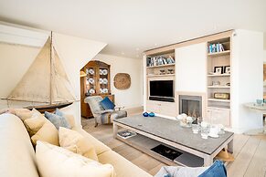 Stunning Penthouse With Free Parking and sea View