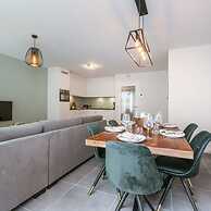 Modern Apartment for up to Five People