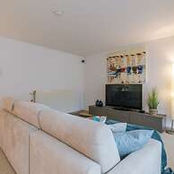 Modern and Spacious Apartment With Terrace