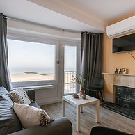 Pleasant Apartment With Frontal sea View