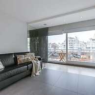 Modern Apartment in Centre With Parking