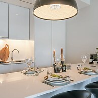 Modern Apartment in Centre With Parking