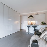 Modern Apartment in Centre With Parking