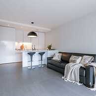 Modern Apartment in Centre With Parking