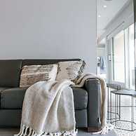 Modern Apartment in Centre With Parking