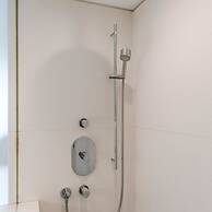 Modern Apartment in Centre With Parking