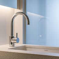 Modern Apartment in Centre With Parking