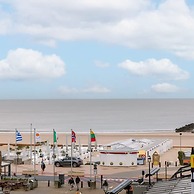 Modern Apartment in Centre With Parking