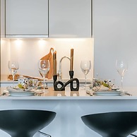 Modern Apartment in Centre With Parking