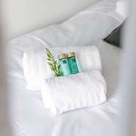 Modern Apartment in Centre With Parking