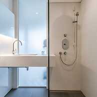 Modern Apartment in Centre With Parking