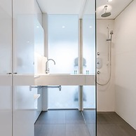 Modern Apartment in Centre With Parking