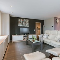 Spacious Apartment With Lateral sea View