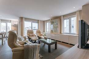 Spacious Apartment With Lateral sea View