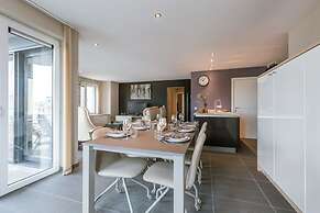 Spacious Apartment With Lateral sea View