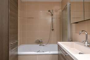 Spacious Apartment With Lateral sea View