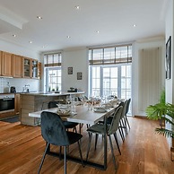 Beautiful and Spacious Vacation Home With Parking