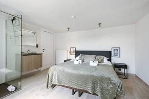 Beautiful and Spacious Vacation Home With Parking