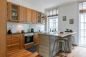 Beautiful and Spacious Vacation Home With Parking