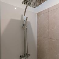 Beautiful and Spacious Vacation Home With Parking