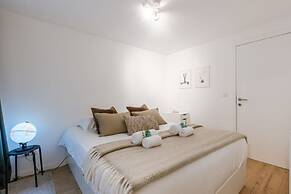 Homely Duplex Near Historic City Center Station