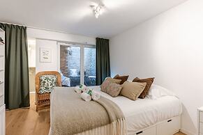 Homely Duplex Near Historic City Center Station