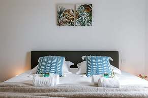 Modern Apartment With Sunny and Large Terrace