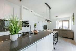 Modern Apartment With Sunny and Large Terrace