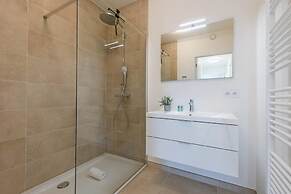 Modern Apartment With Sunny and Large Terrace