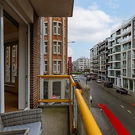 Centrally Located Modern Apartment With Parking