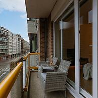 Centrally Located Modern Apartment With Parking