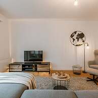 Centrally Located Modern Apartment With Parking