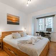 Centrally Located Modern Apartment With Parking