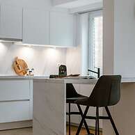 Centrally Located Modern Apartment With Parking