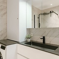 Centrally Located Modern Apartment With Parking