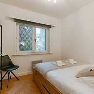 Centrally Located Modern Apartment With Parking