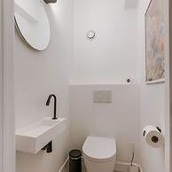 Centrally Located Modern Apartment With Parking