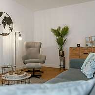 Centrally Located Modern Apartment With Parking