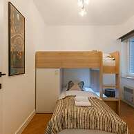 Centrally Located Modern Apartment With Parking