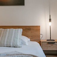 Centrally Located Modern Apartment With Parking