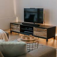 Centrally Located Modern Apartment With Parking